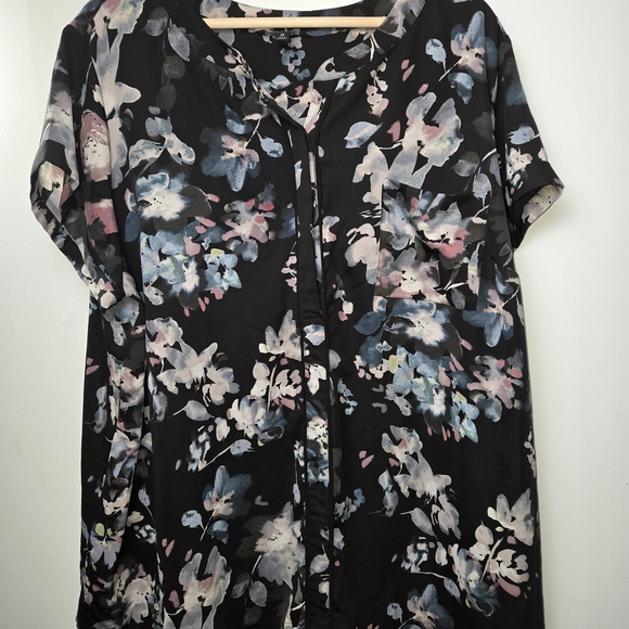 3 For $60. Simply Vera Vera Wang Black Floral Blouse - Picture 2 of 11